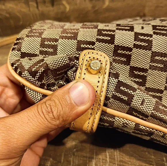 SOLD OUT 🎖🎖🎖🎖Sisley Paris Sling Bag - Picture 4 of 8